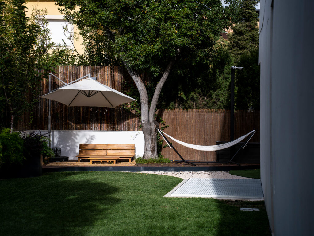 esquina ajardinada en jardín trasero