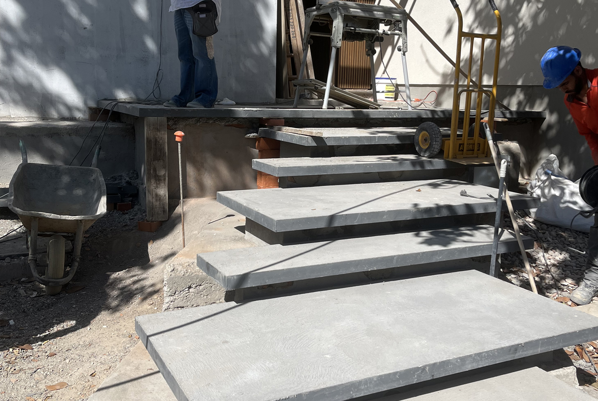 escalera de entrada a vivienda unifamiliar antes del ajardinamiento