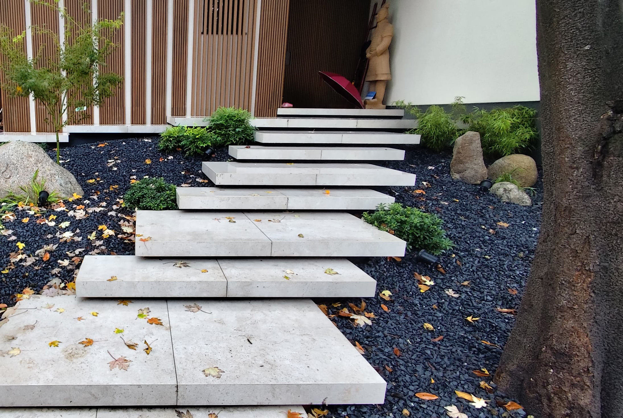 escalera de entrada a vivienda unifamiliar después del ajardinamiento