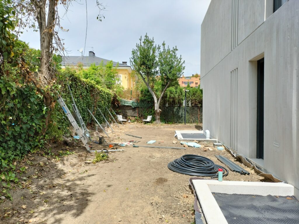 esquina ajardinada en jardín trasero antes de ser ejecutada